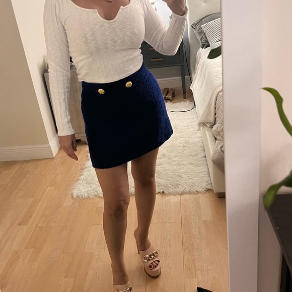 ZARA TEXTURED MINI SKIRT MEDIUM BUT RUN LIKE SMALL LIKE NEW - Picture 2 of 7